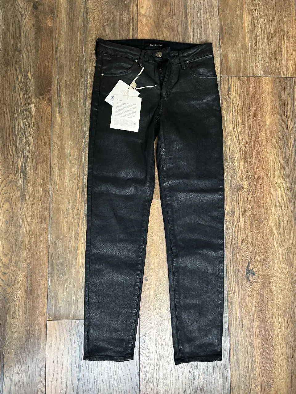Jeans negro de tiro alto, con efecto engomado. De la marca Tucci Jeans, talle 22.