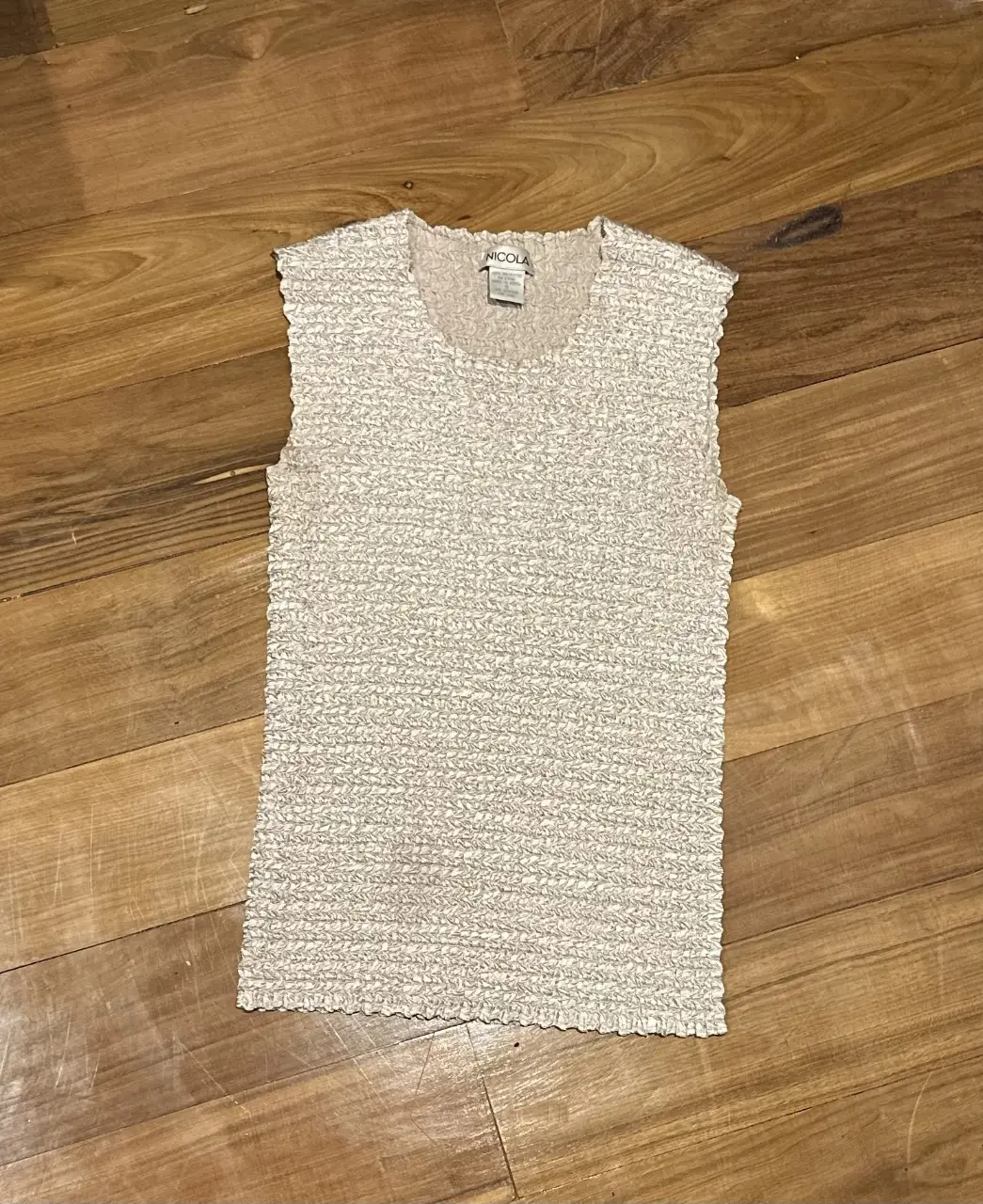 Musculosa de mujer, color crudo plateado, con textura arrugada. Marca Nicola. Talle S. Ideal para un look casual. Queda bien al cuerpo