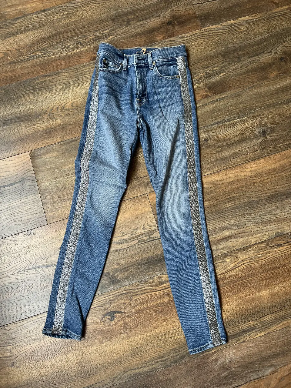 Jeans de mujer 7 For All Mankind, tiro alto, skinny, con detalle de brillos plateados en los laterales. Un clásico renovado para un look moderno y canchero.