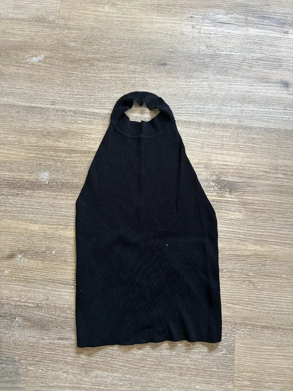 Top halter negro de Zara Knit, ideal para un look moderno y versátil. Confeccionado en tejido de punto, y tiene la espalda descubierta. 