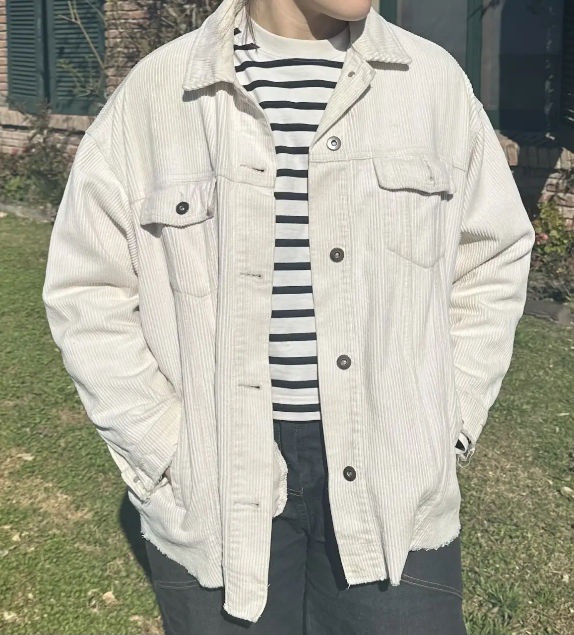 Campera de corderoy color crudo, estilo oversize, con bolsillos delanteros y botones. Tiene dos manchitas una adelante es un puntito y una en la manga, casi no se ve  Ideal para un look casual y canchero.
