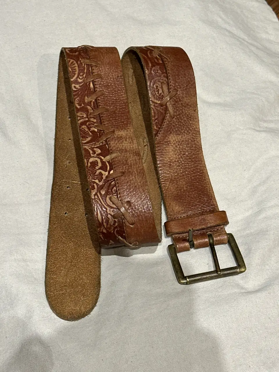 Cinturón de cuero marrón con detalles artesanales y hebilla dorada. Estilo Boho. Marca Linea Pelle