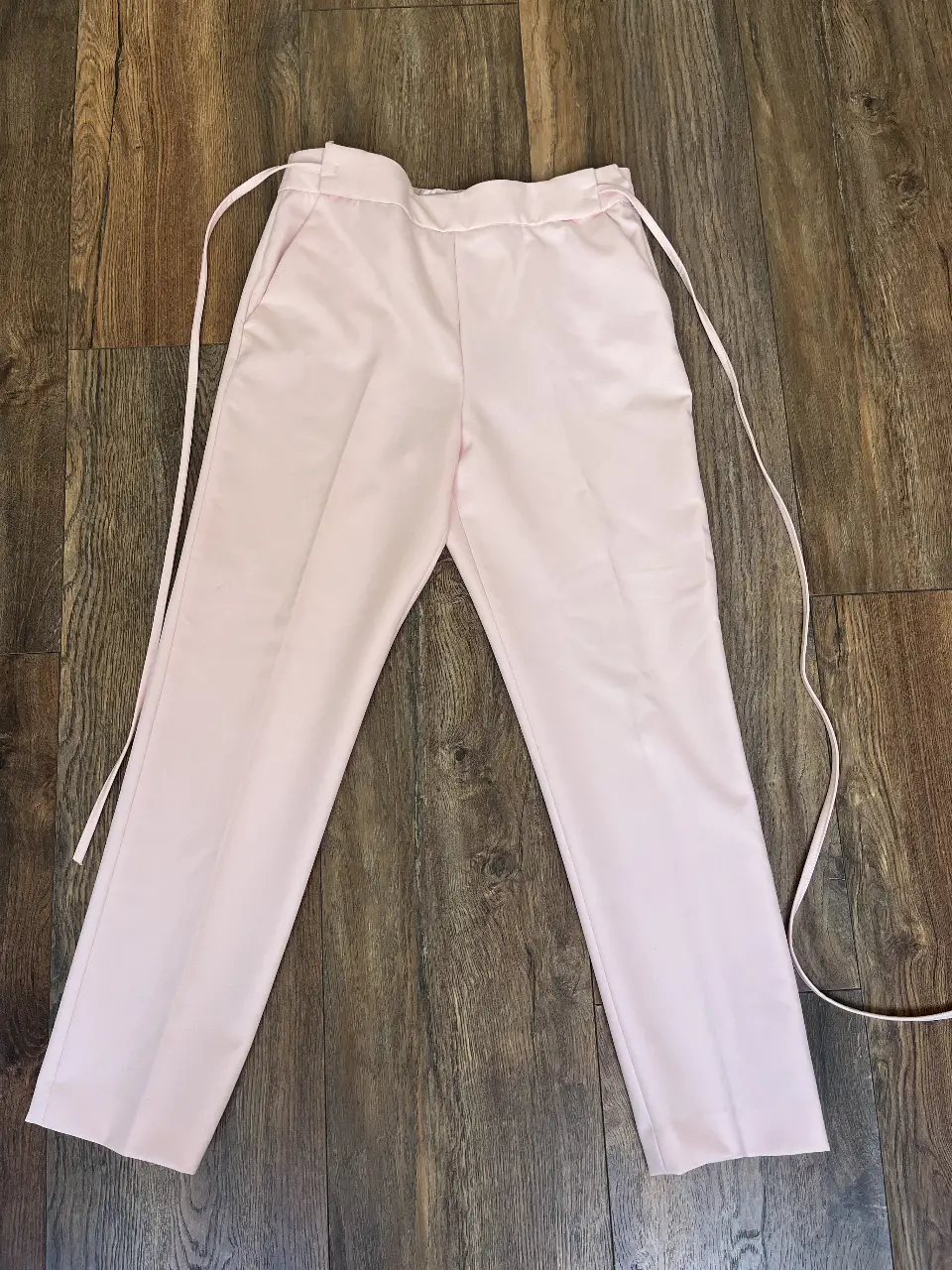 Pantalón sastrero de mujer, color rosa, con la etiqueta de Etiqueta Negra. Ideal para un look elegante y sofisticado. Tiene un arreglo en la parte de atrás. 