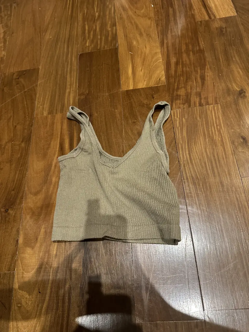 Crop top de tejido acanalado en color crudo, ideal para un look casual y cómodo. Perfecto para combinar con jeans de tiro alto o shorts.