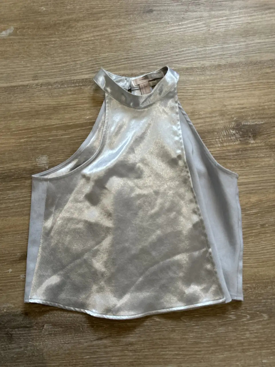 Top halter de satén plateado de Forever 21. Ideal para una salida o fiesta. Talle XS pero es un S no es tan chico. 