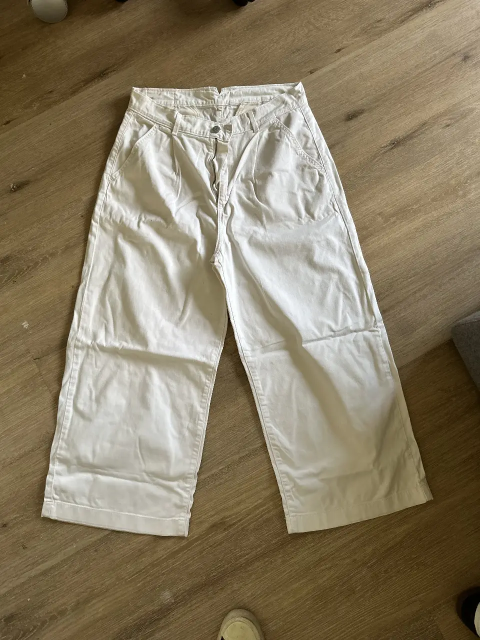 Pantalón de vestir blanco de la marca Levi's, talle 30. Corte recto, ideal para un look casual o semi formal. Confeccionado en gabardina, ofrece comodidad y estilo.