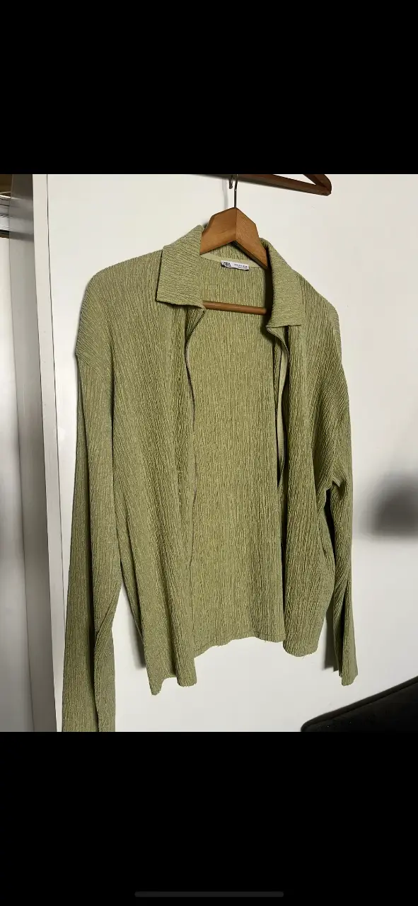Camisa unisex Zara, color verde oliva, con cuello y manga larga. Textura arrugada, ideal para un look casual y moderno. Talle S.