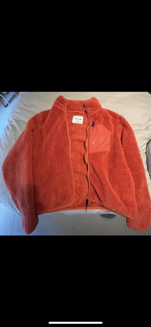 Campera de abrigo peluche, color naranja, con cierre y bolsillo en el pecho. Ideal para el invierno.
