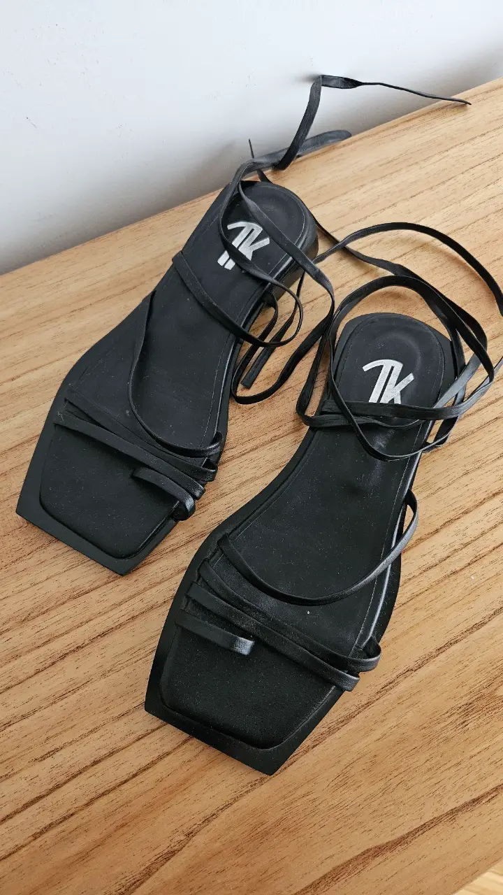 Sandalias negras con tiras finas y diseño elegante. Ideales para un look de verano sofisticado. La última imagen es solo ilustrativa para que vean cómo quedan puestas (es un diseño similar de la misma marca)