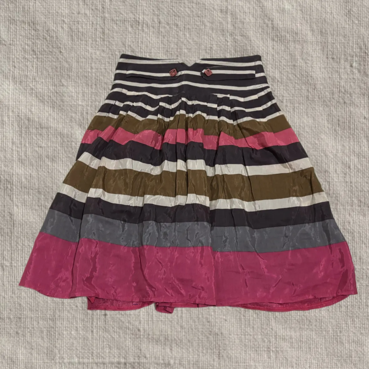 Pollera a rayas multicolores con dos botones en la cintura.