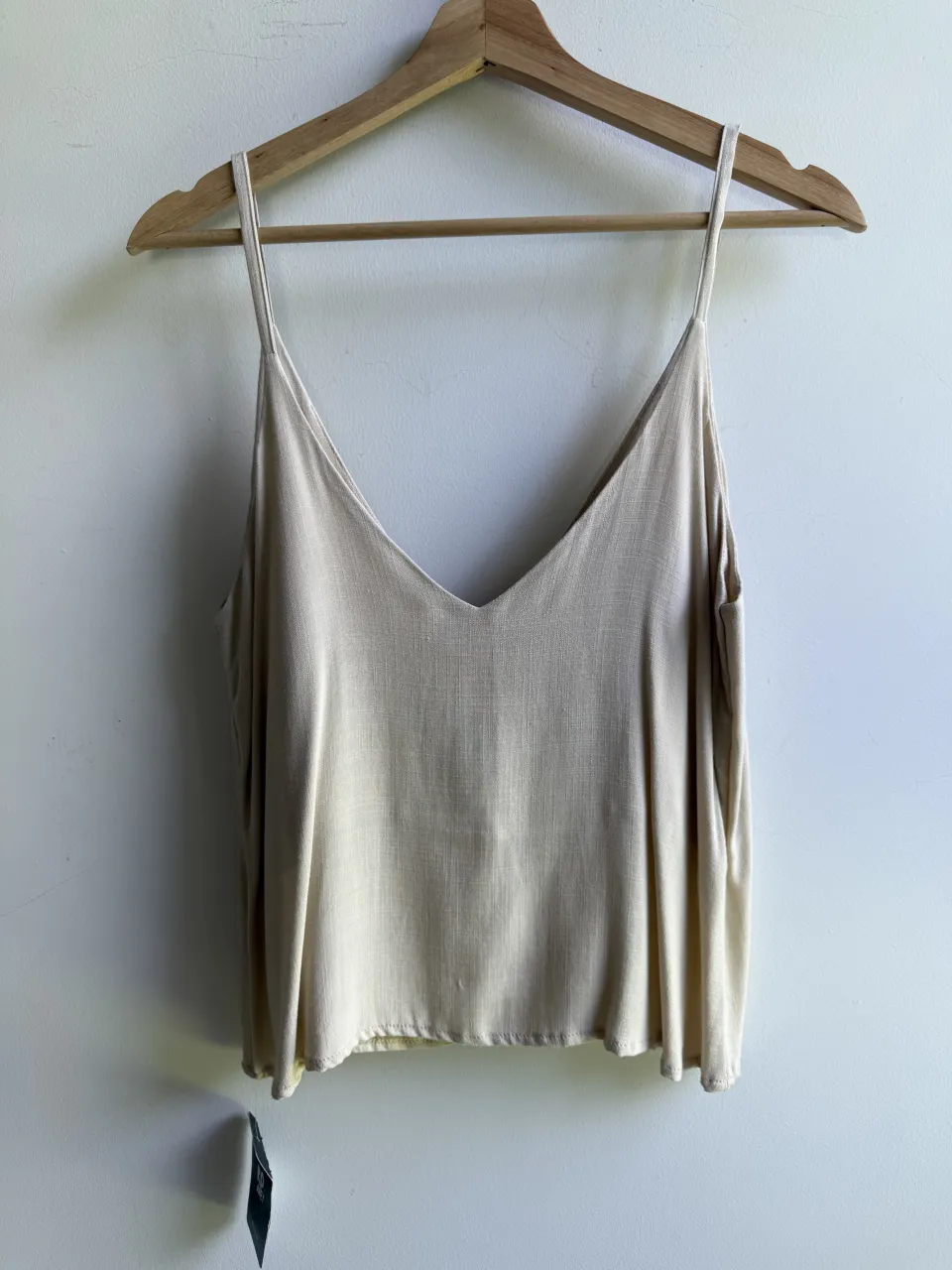 Musculosa de lino color crudo, con breteles finos y escote en V. Ideal para un look fresco y casual.