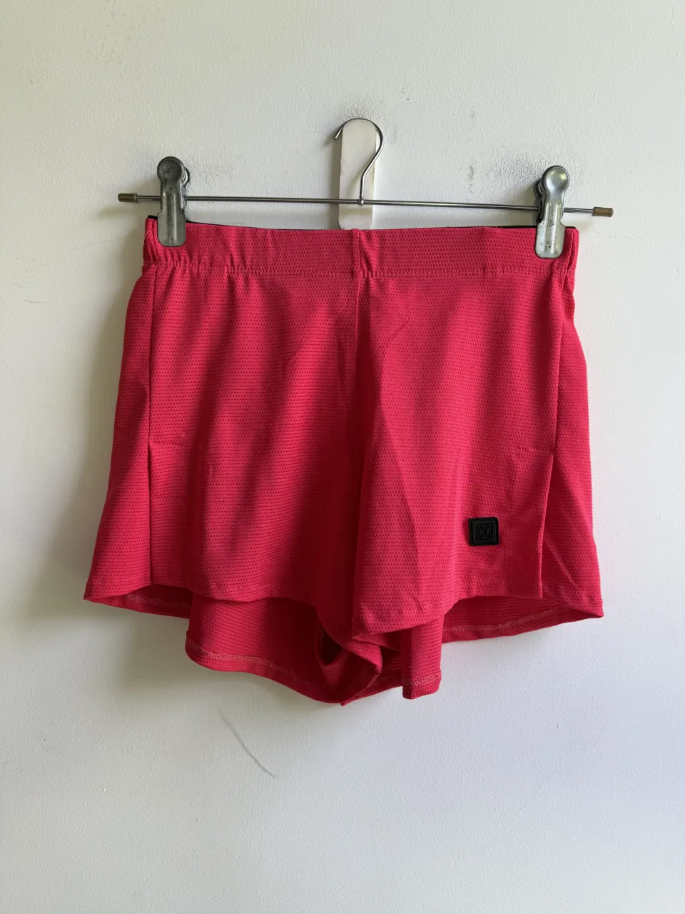 Shorts deportivos de color vibrante, ideales para entrenar o para un look casual y cómodo. Tienen un diseño tipo falda con, ofreciendo libertad de movimiento y estilo. Perfectos para el gimnasio, running o actividades al aire libre.