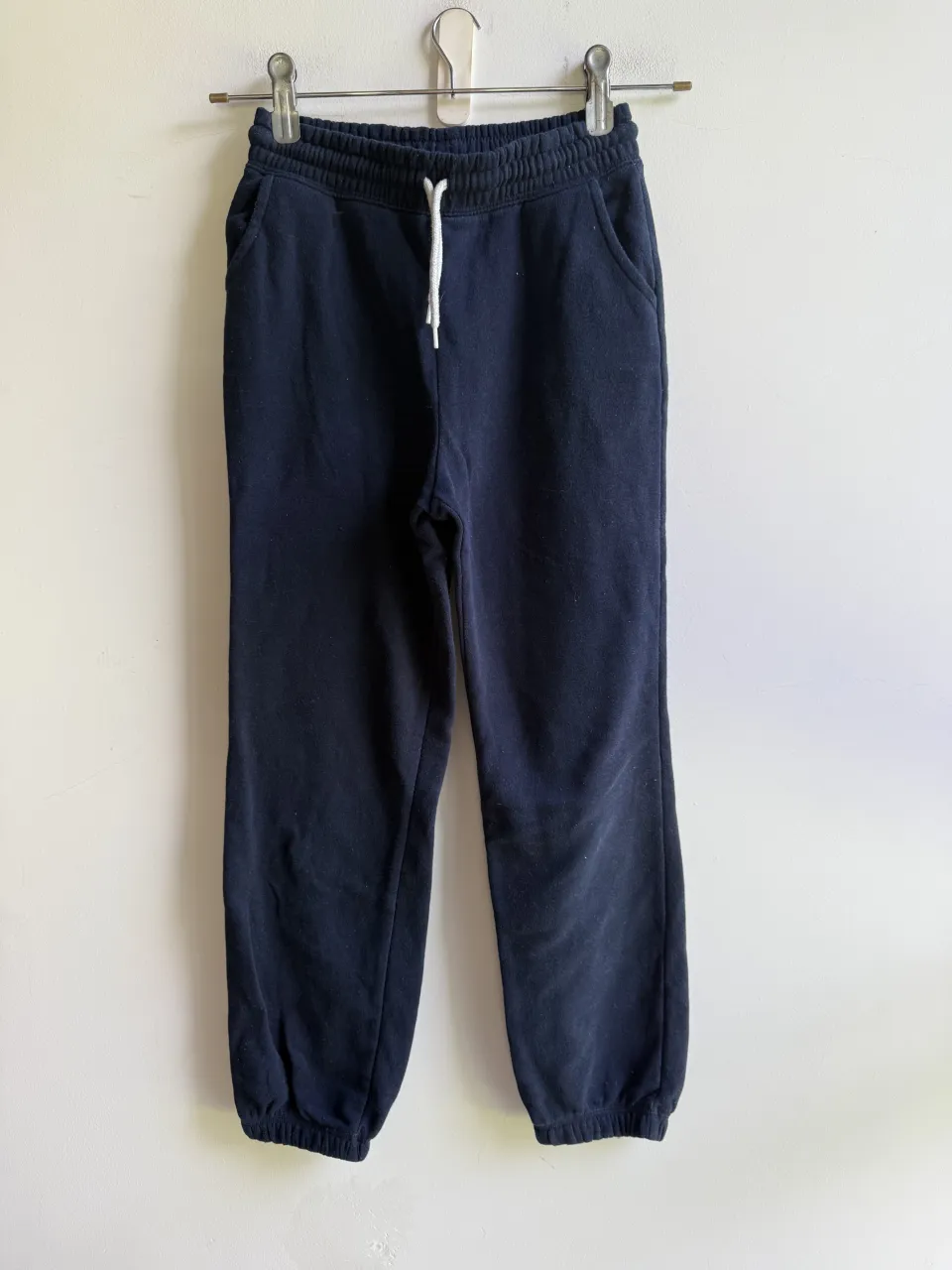 Pantalon de jogging azul marino, ideal para un look comodo y casual. Perfecto para el dia a dia o para estar en casa.