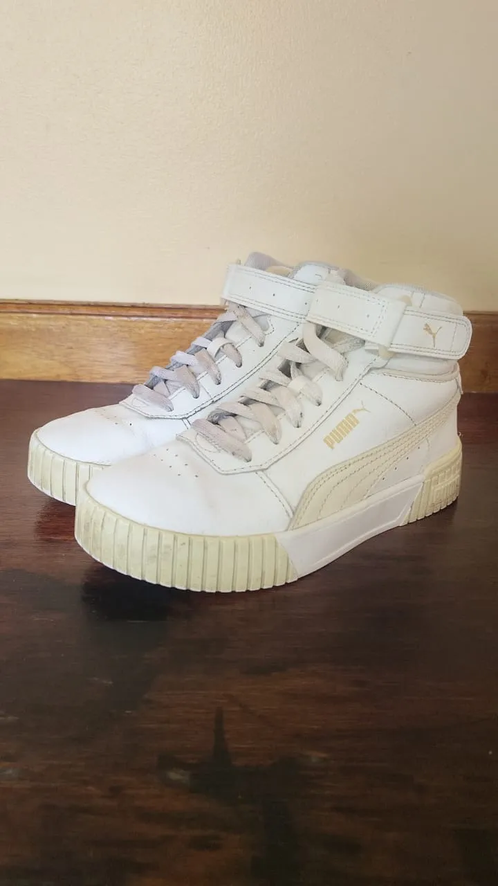 Zapatillas botitas blancas de cuero, con detalles y logo de la marca en dorado. Cierre de velcro y cordones para un ajuste perfecto. Ideales para el día a día.