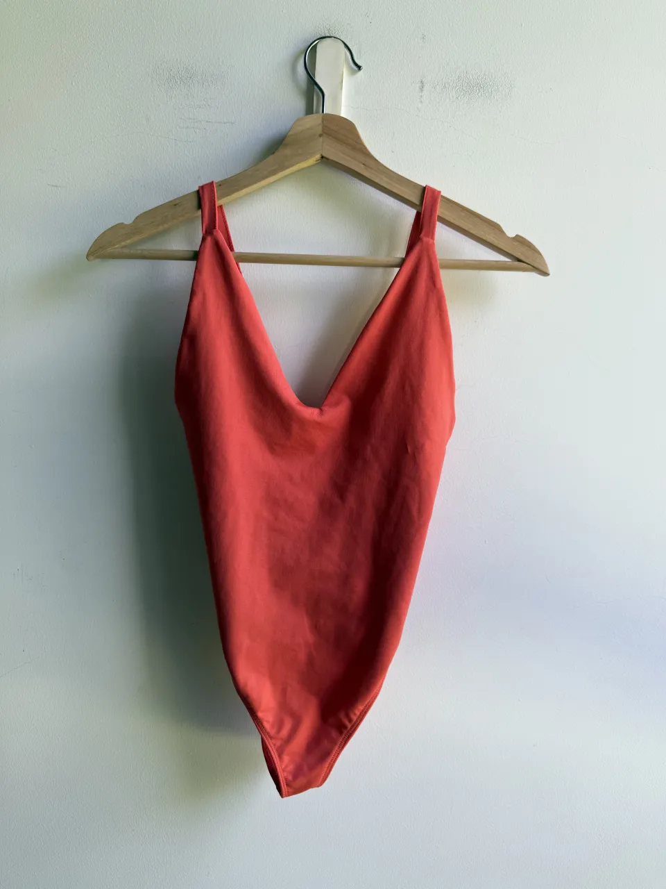 ¡Luce espectacular con este body entero de color coral vibrante! Su diseño favorecedor y corte  moderno. Ideal para sentirte cómoda y a la moda durante tus días.