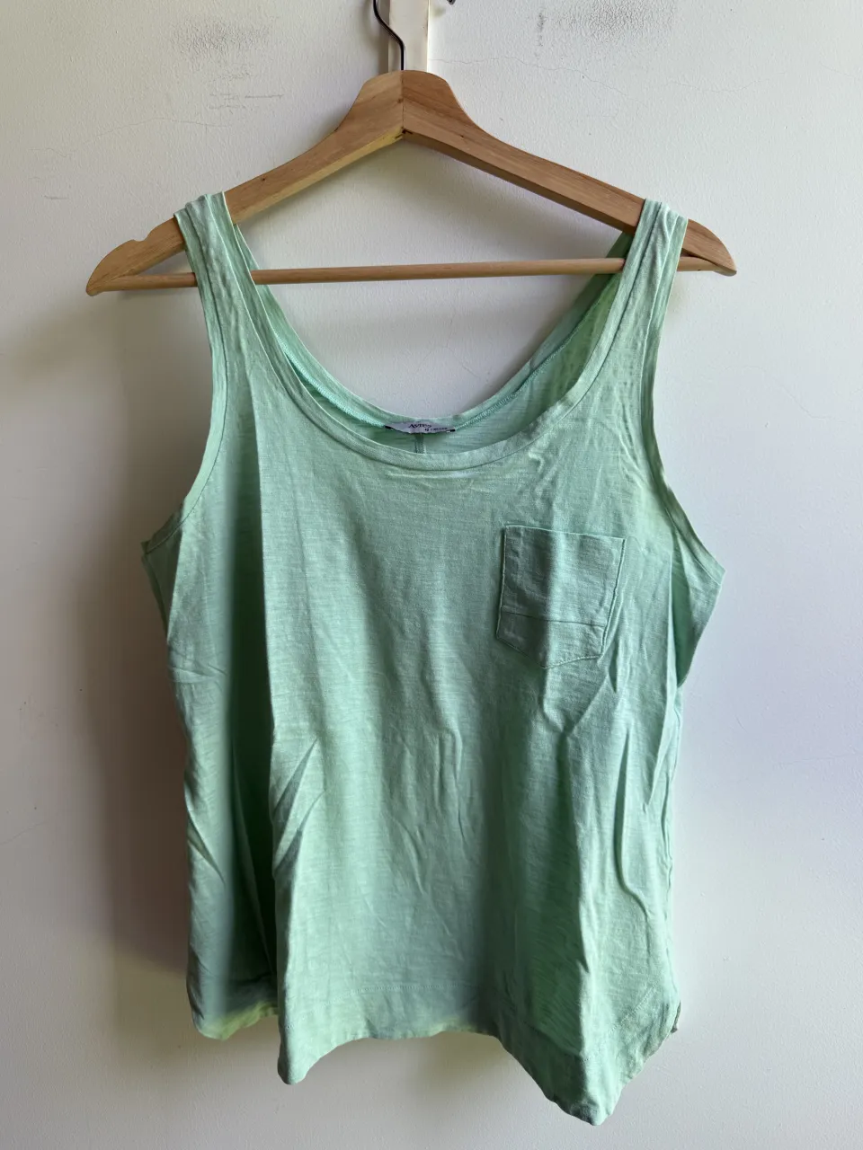 Musculosa de algodón color verde menta, con bolsillo en el frente. Ideal para el día a día o para usar en la playa.