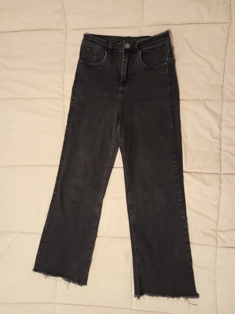 Jeans rectos de color negro, con un corte clásico y versátil. Denim elastizado. Ideal para un look casual y moderno. Perfecto para combinar con diferentes estilos de calzado y tops.