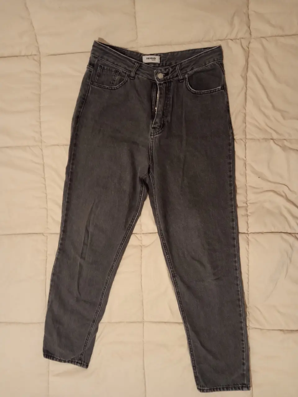 Jeans mom de mujer, color gris oscuro. Tiro alto, ideal para un look casual y moderno. Perfecto para combinar con diferentes estilos.
