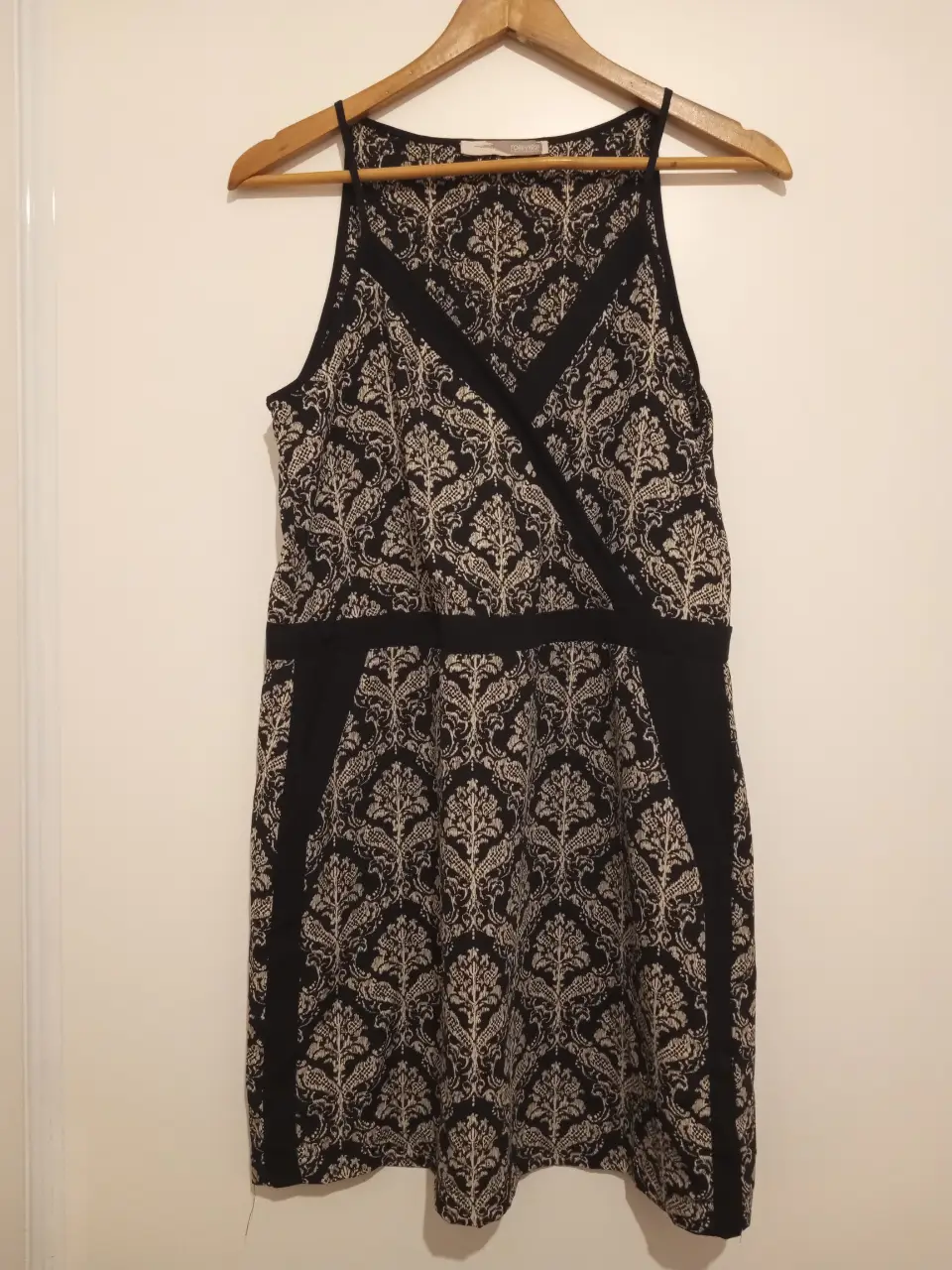 Vestido corto de Forever 21 con estampado floral en blanco y negro. Ideal para un look casual y moderno. Talle M