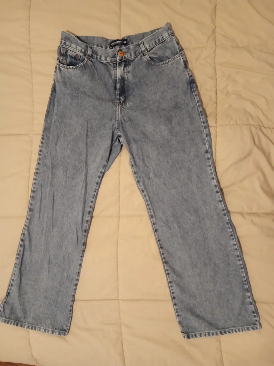 Jeans wide leg de denim azul claro, tiro alto y corte amplio. Un clásico de los 90s, ideal para un look casual y cómodo. Perfecto para combinar con remeras, camisas o sweaters.