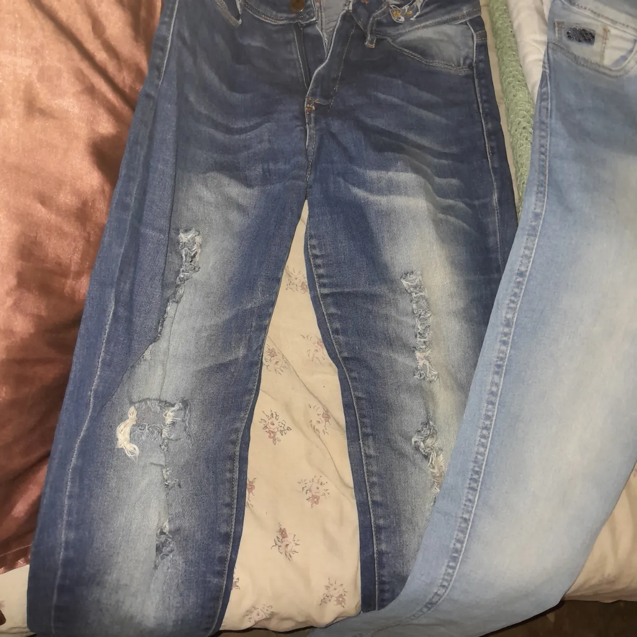 Jeans de mujer, tiro medio, con roturas en las rodillas. Un clásico para un look casual y canchero.