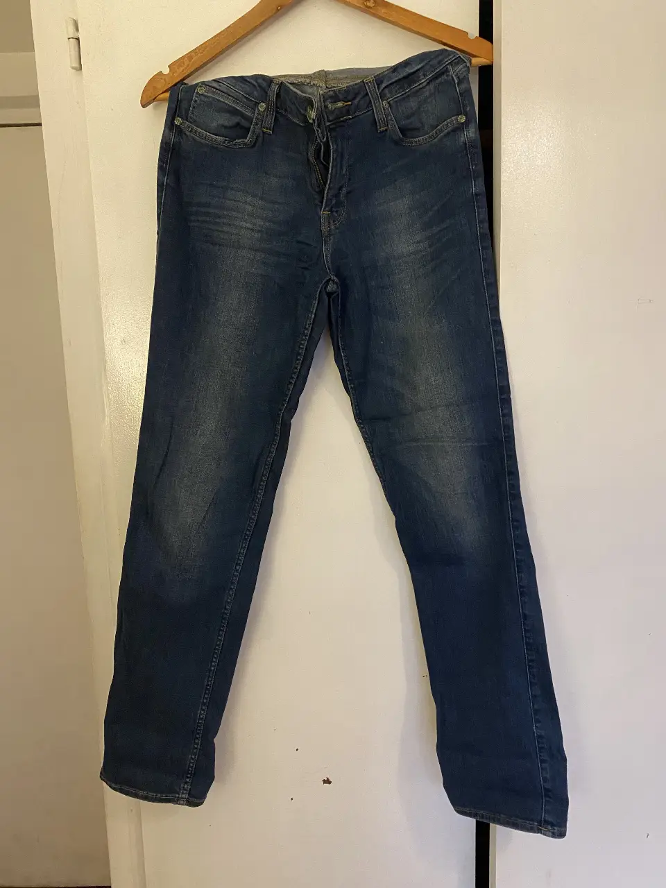 Jean elastizado recto de mujer, color azul, marca Lee. Poco uso.