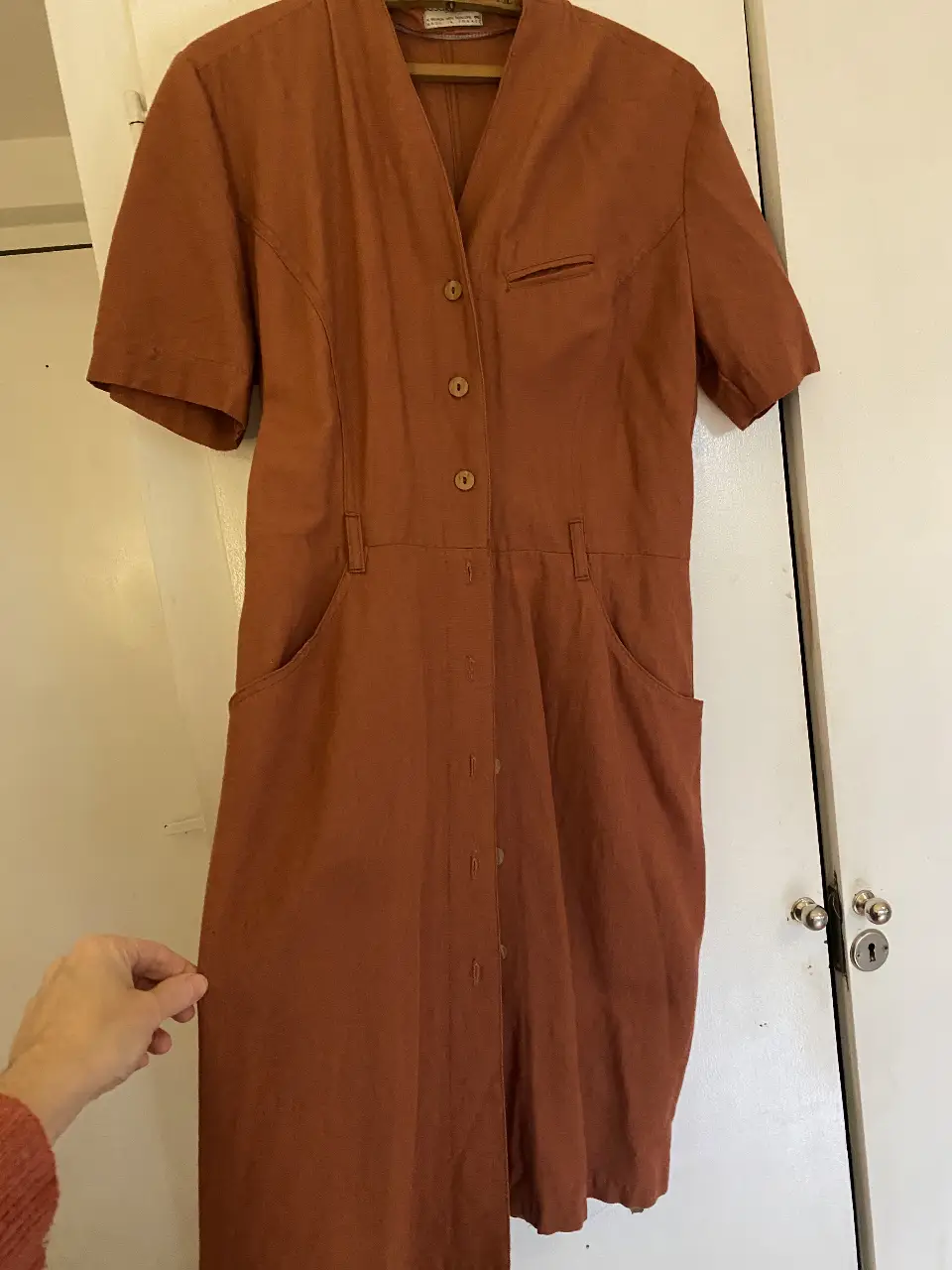 Vestido midi vintage de color marrón, con botones frontales y bolsillos. Ideal para un look retro y elegante. Hecho en Francia. 