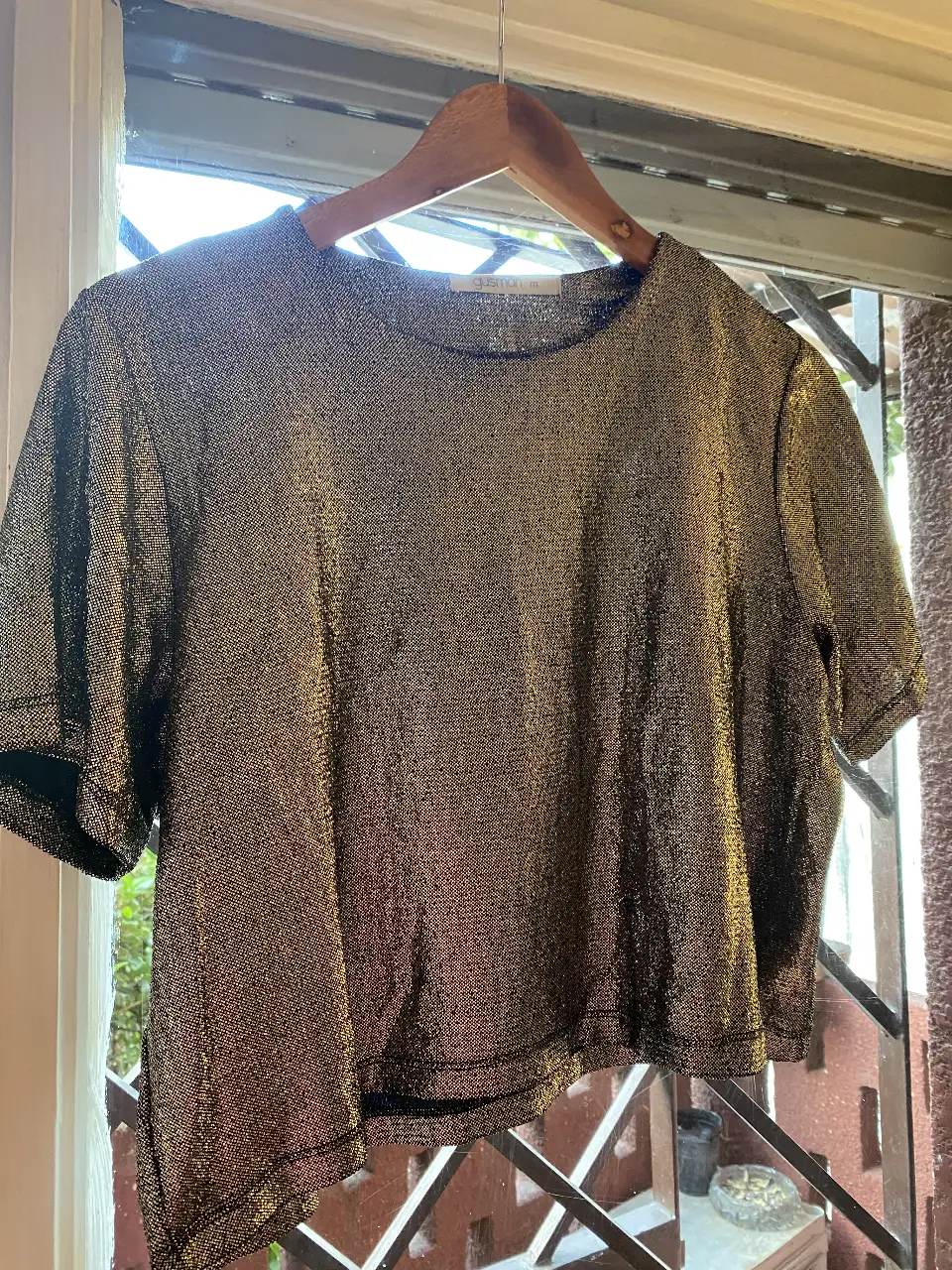 Remera dorada con mucho brillo de manga corta, ideal para un look de fiesta o salida. Confeccionada en un tejido brillante y con un corte moderno. Un solo uso. 