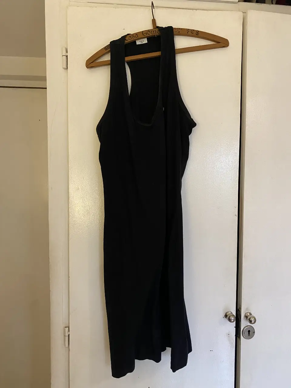Vestido negro corto de mujer, 95% algodónestilo musculosa, de la marca Lacoste. Ideal para un look casual y cómodo.