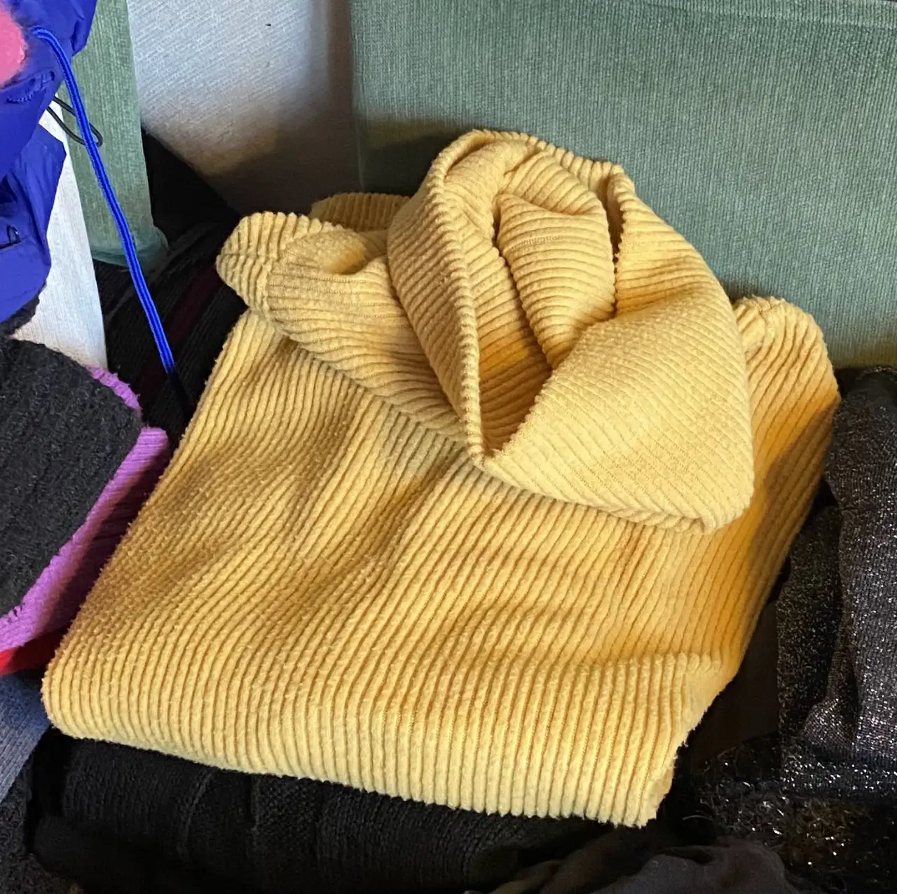 Sweater polera de corderoy amarillo maiz, con cuello alto y mangas 3/4. Ideal para un look casual y abrigado.