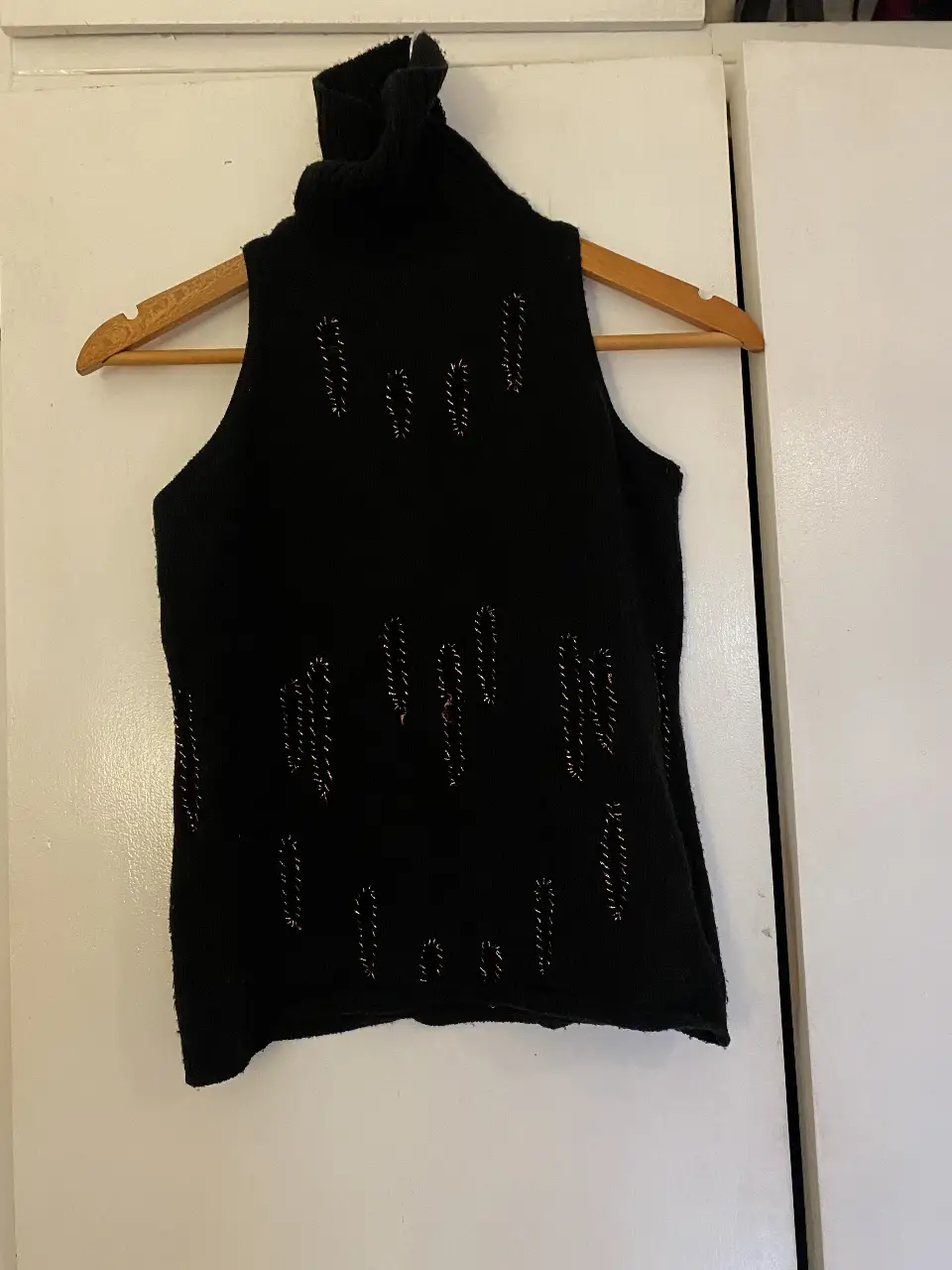 Pullover chaleco  negro Jazmin Chebar de lana con cuello alto y detalles bordados. Ideal para un look casual y moderno.