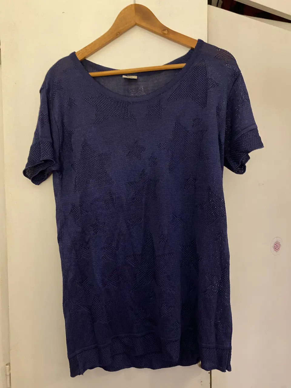 Blusa tejida en hilo de mujer azul marino con diseño de estrellas en relieve. Marca Susana Sneider, Buenos Aires, Argentina. Ideal para un look casual y cómodo.