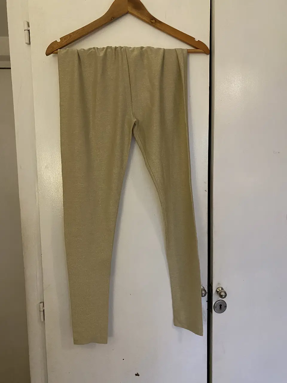 Calza dorada de mujer, tiro medio, ideal para un look casual o para salir. Talle S.