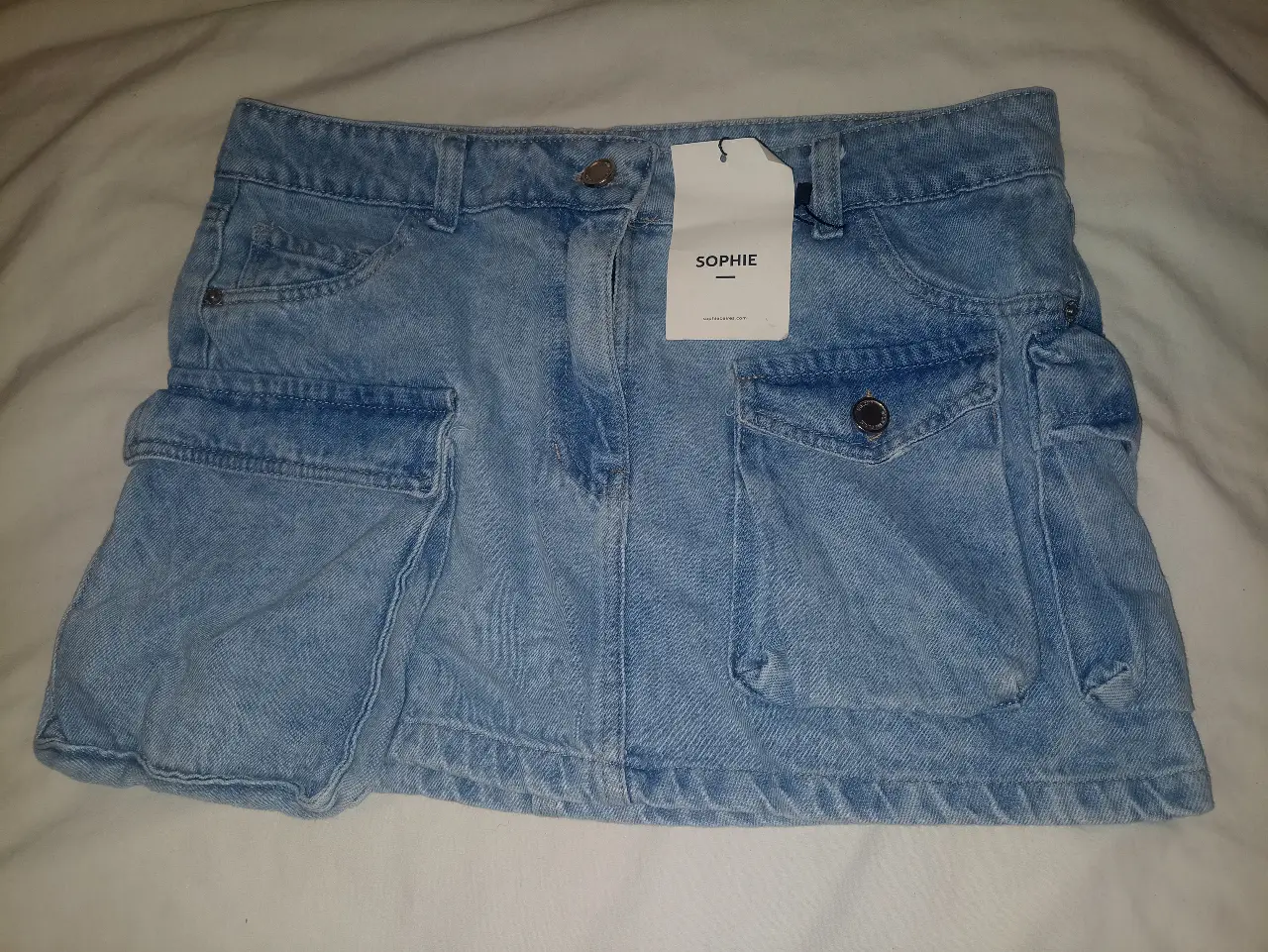 Minifalda de jean azul con bolsillos cargo. Ideal para un look casual y canchero. Talle 40.