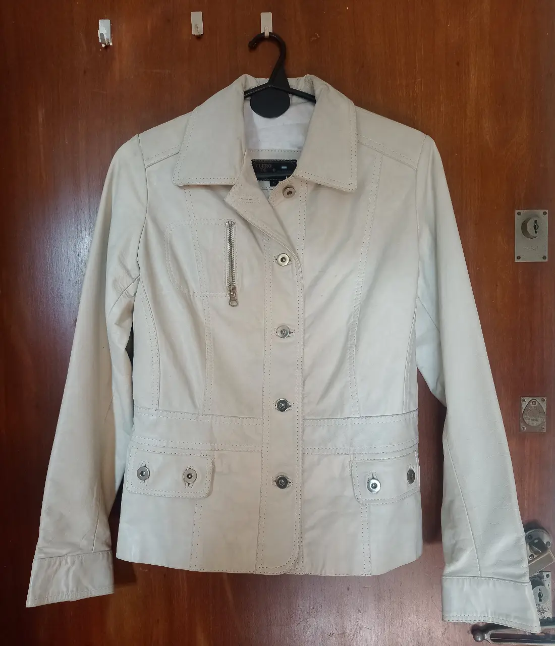 Campera talle S color crudo, de cuero legítimo,  con bolsillo de  cierre y  2 bolsillos con  botones. De Industria Argentina,  ideal para media estación, muy combinable y de excelente calidad. 
