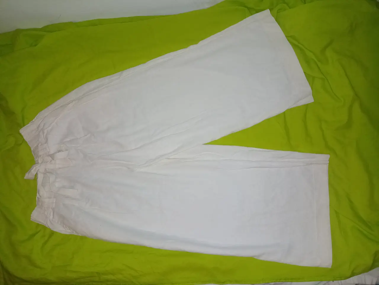 Pantalón blanco suelto de mujer, talle XS/XS, con cintura elastizada y lazo para ajustar. Ideal para un look casual y fresco.