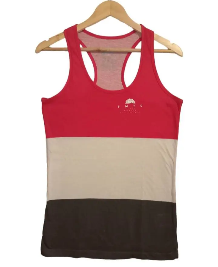 Musculosa deportiva de mujer, con diseño a bloques en rojo, blanco y negro. Estampado "SMTC CALIFORNIA" en el frente. Ideal para entrenar o usar en el día a día.