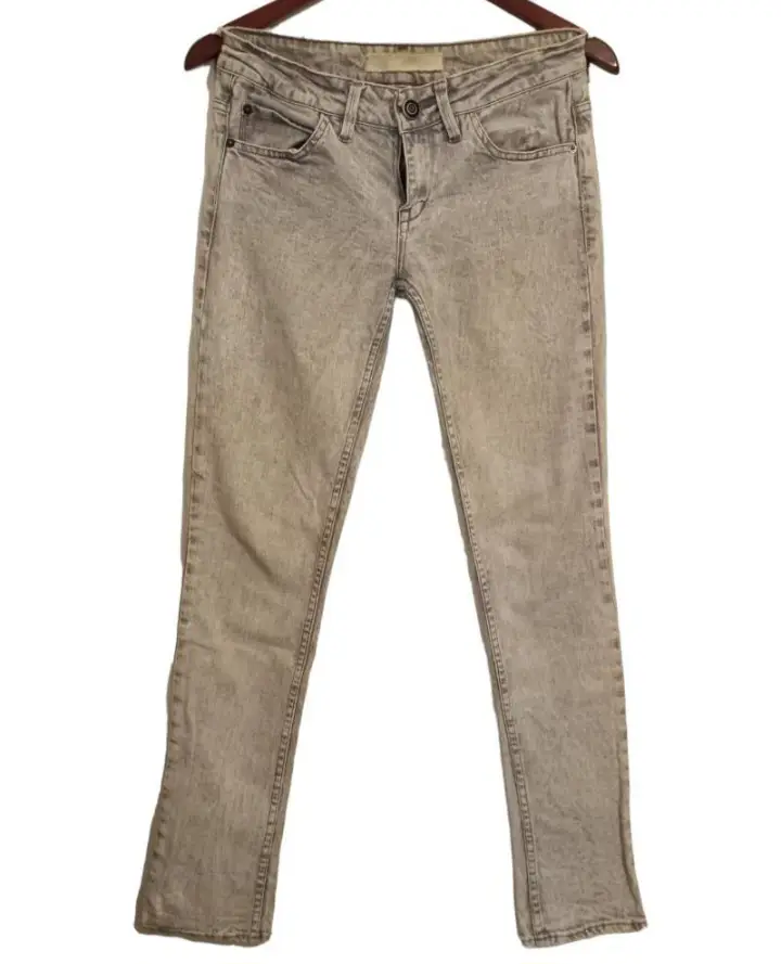 Jeans rectos de mujer, color gris claro con efecto gastado. Tiro medio, ideal para un look casual y moderno. Perfecto para combinar con cualquier outfit.