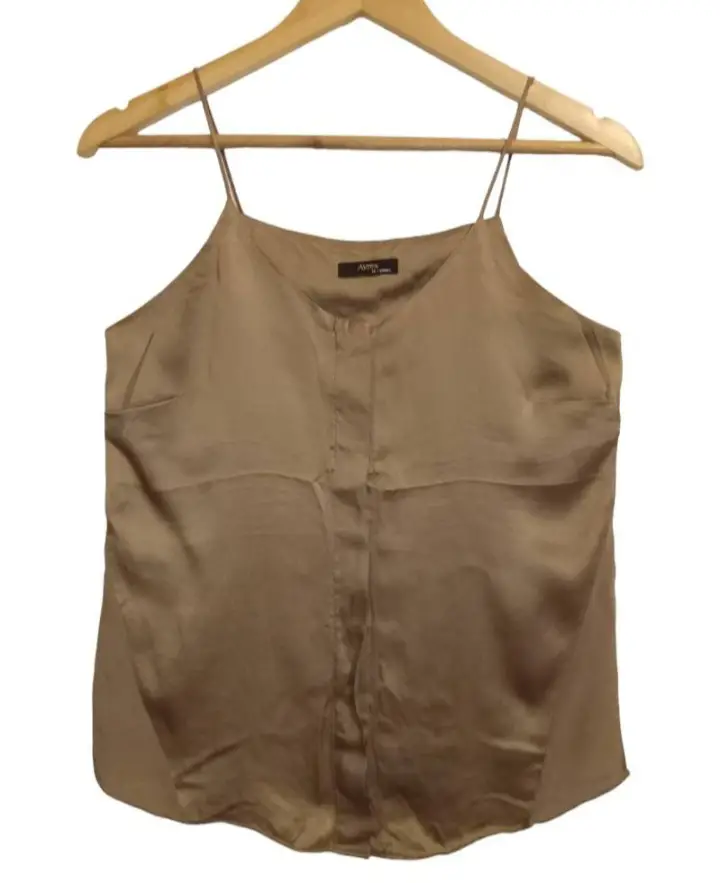 Top de seda color marrón con tiras finas y escote en V. Ideal para un look elegante y sofisticado.