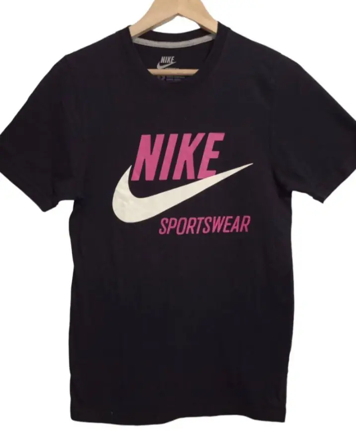 Remera Nike Sportswear negra con logo rosa y blanco. Ideal para un look deportivo y casual.