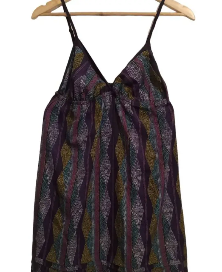 Top de mujer con estampado geométrico en tonos morados, amarillos y verdes. Diseño con tirantes finos y escote en V.