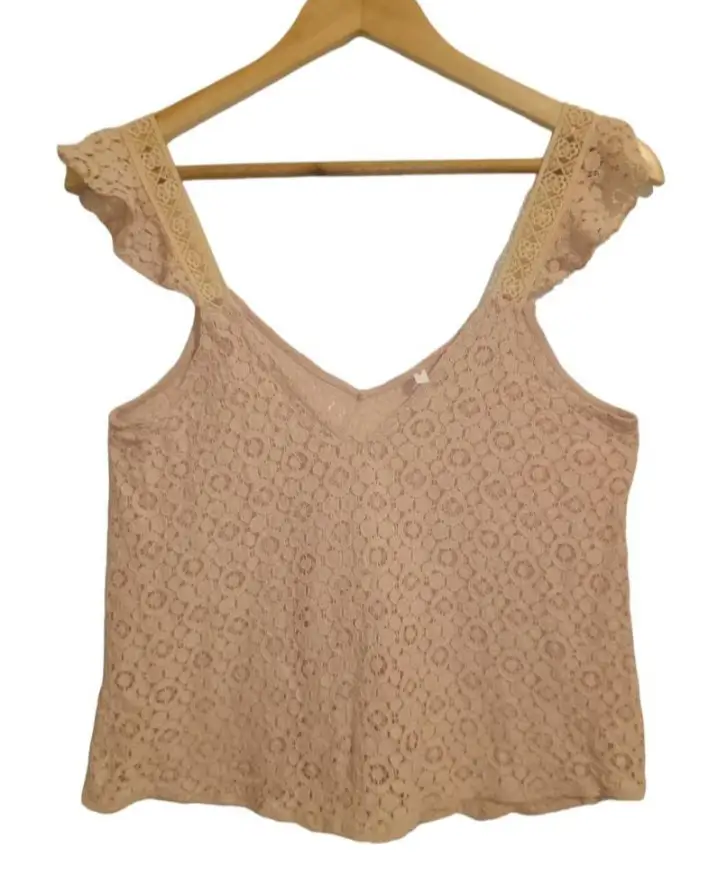 Top de encaje rosa, ideal para un look romántico y delicado. Perfecto para combinar con faldas o pantalones de tiro alto. Un básico versátil para tu guardarropa.