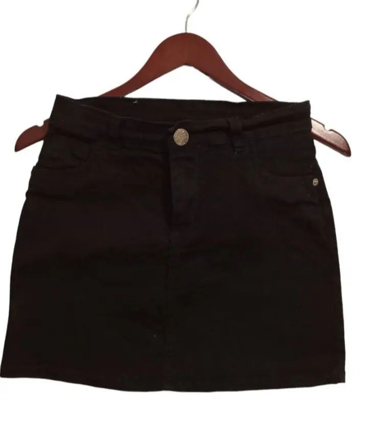Minifalda de jean elastizado negra, ideal para un look casual y versátil. Perfecta para combinar con diferentes tops y calzado.