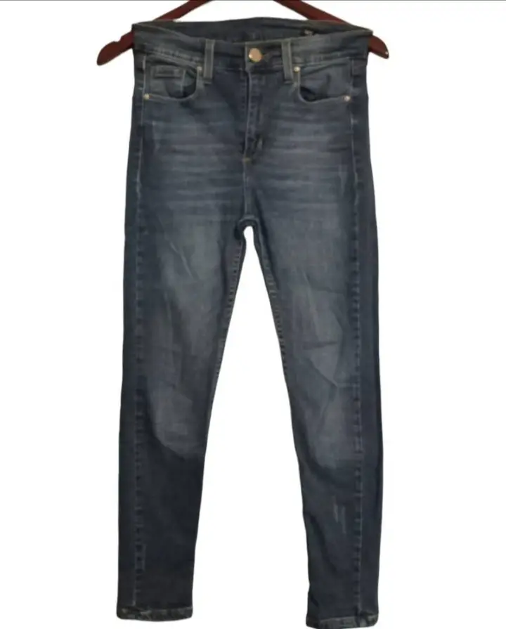 Jeans de mujer tiro alto, corte skinny, color azul oscuro. Ideal para un look casual y moderno.
