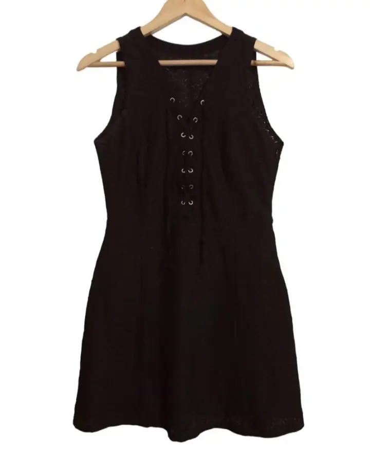 Vestido mini negro con detalle de encaje y ajuste con cordones. Ideal para una salida o fiesta.