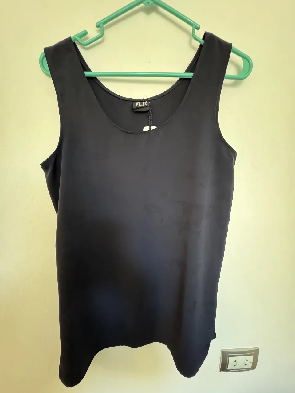 Musculosa de mujer, color azul oscuro, con cuello redondo y espalda descubierta. Ideal para usar sola o como base.