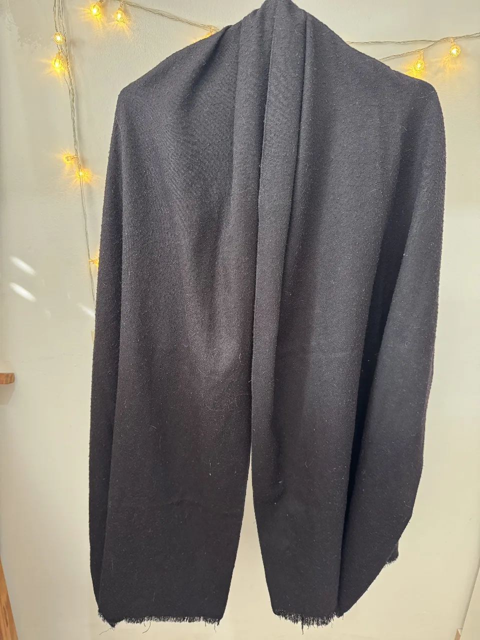 Bufanda negra de tejido grueso, ideal para el invierno. Perfecta para abrigarte con estilo en cualquier ocasión.