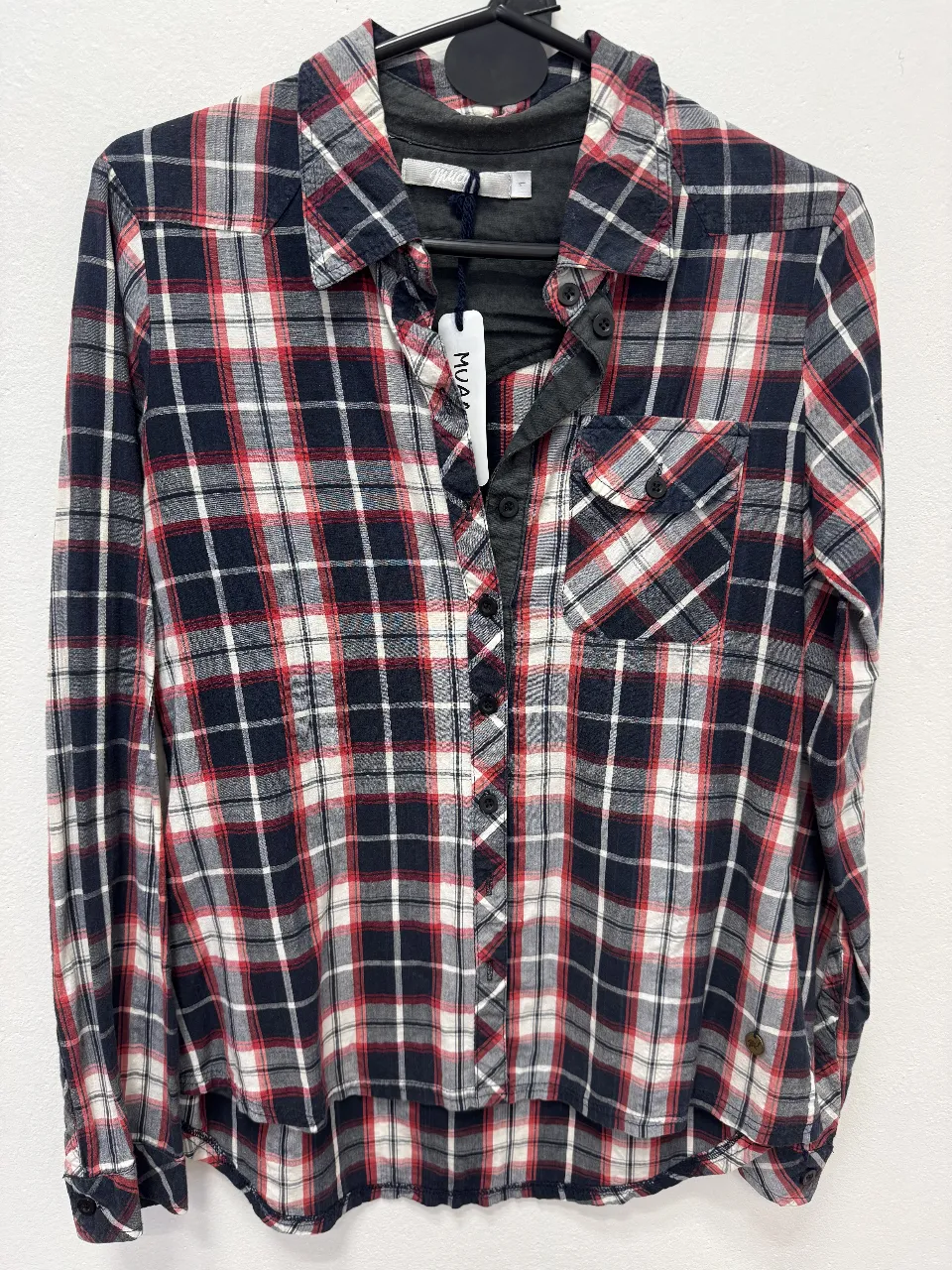 Camisa a cuadros de hombre, manga larga, con bolsillo en el pecho. Ideal para un look casual y cómodo.