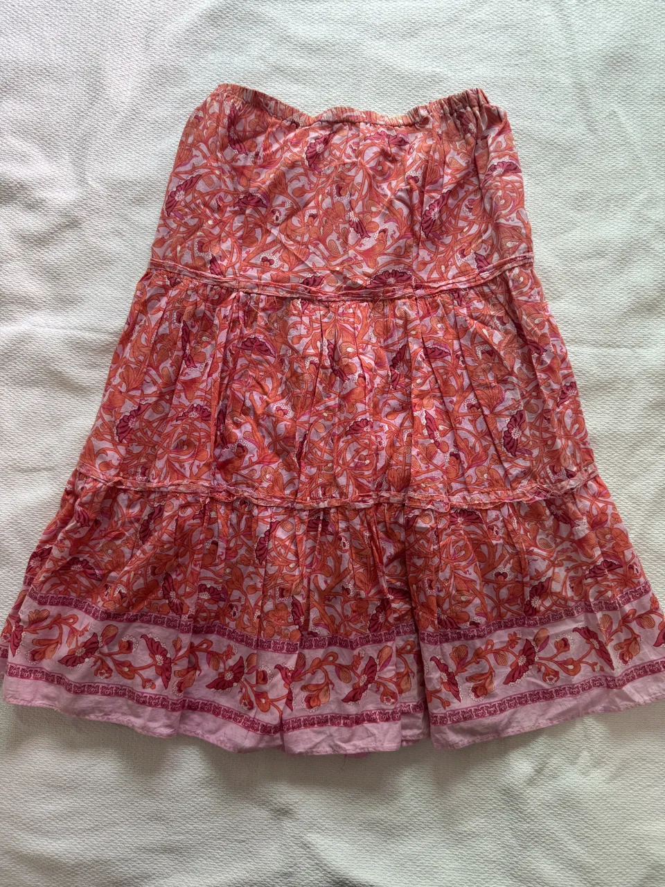 Pollera larga estampada con volados y elástico en la cintura.