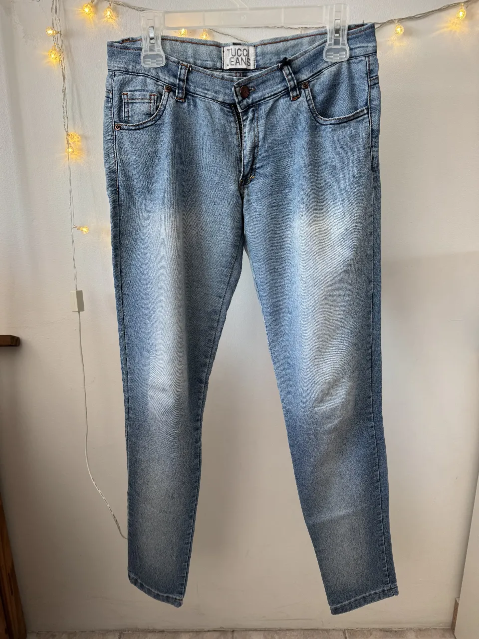 Jeans de mujer, corte recto, color azul gastado. Marca Tucco Jeans. Talle 40.